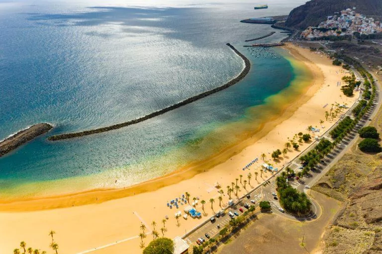 פלאיה דה לאס טריטאס (חוף לאס טריטאס) סנטה קרוז דה טנריף. נוף אווירי מדהים של חוף לאס טריטאס עם חול בצבע זהב.